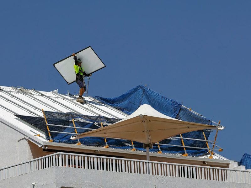 metal roof lifespan in Canada